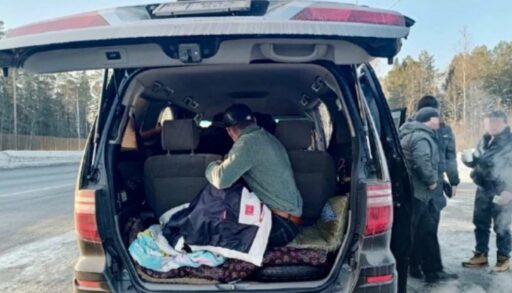 На тюменской трассе инспекторы ГИБДД остановили минивен с мигрантом в багажнике