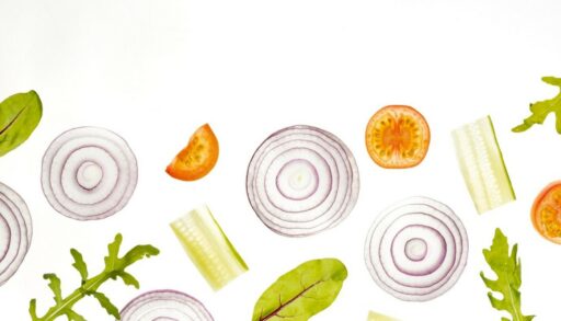 ломтики овощей и зелень