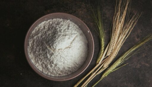 миска с мукой и колоски рядом