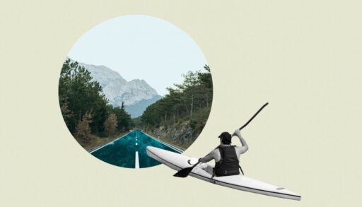 мужчина плывет на байдарке