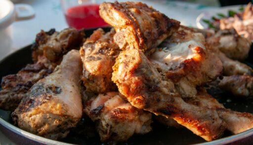 В двух тюменских кафе гостей кормили опасным мясом