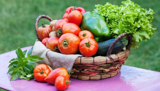 овощи и зелень в корзине