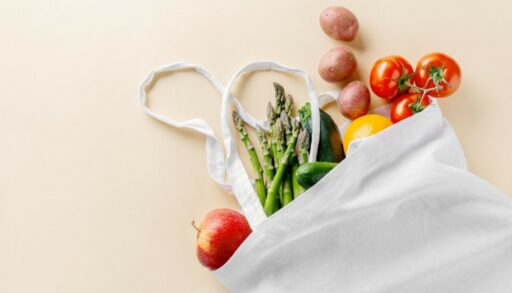 овощи в белой сумке