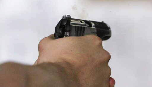 Пьяный тюменец угрожал фельдшеру пистолетом