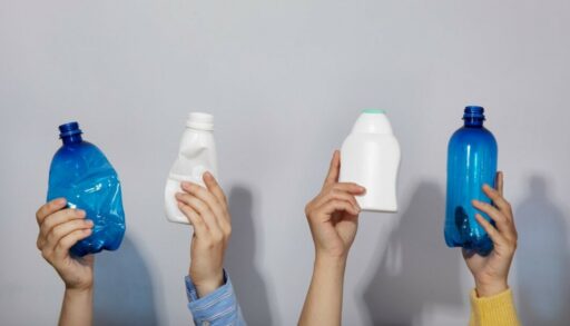 пластиковые бутылки в руках