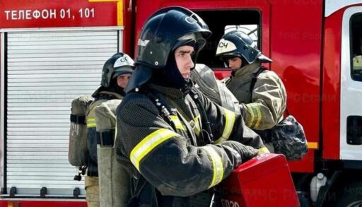 В Тюменской области двое участковых спасли из огня многодетную семью