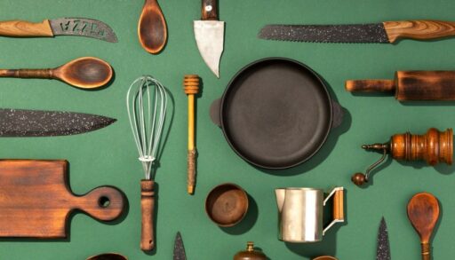 посуда на зеленом фоне