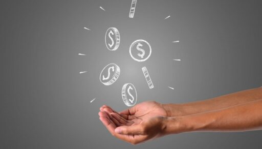 Руки подставлены под падающие деньги