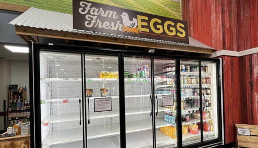 Пустые полки из-под куриных яиц