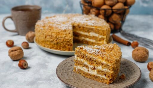 торт медовик на тарелках