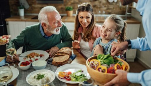 Счастливая семья обедает и общается