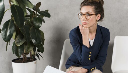 Задумчивая деловая женщина смотрит в окно