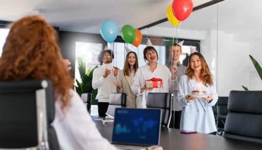 Коллеги отмечают праздник в офисе