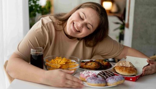 Девушка обнимает тарелки со вкусной едой