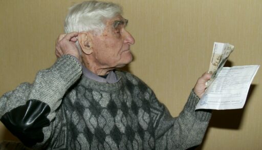 Пенсионер, тарифы ЖКХ