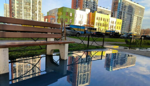 Отражение домов в лужах