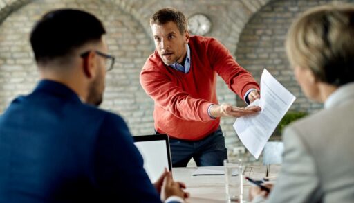 Коллеги на планерке бурно обсуждают документ