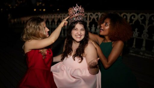 Подружки примеряют корону нарядной девушке
