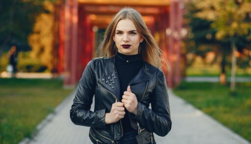 Привлекательная девушка гуляет в парке