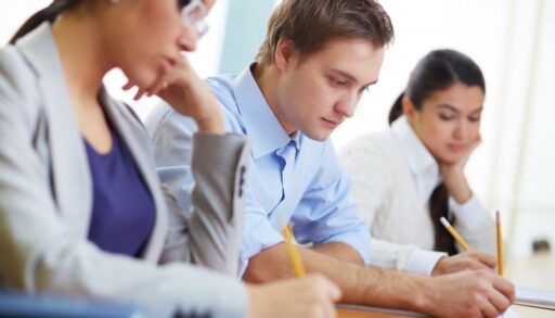 Сосредоточенные студенты сдают письменный экзамен