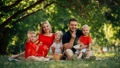 Счастливая семья отдыхает на природе