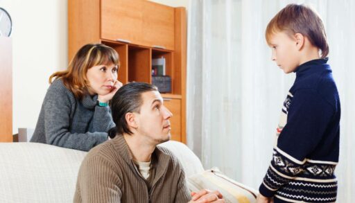 Родители разговаривают с сыном-подростком