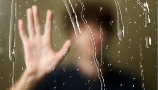 Человек за влажным окном