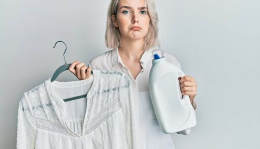 девушка держит бутылку и белую рубашку в руках