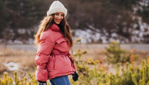 девушка в розовой куртке