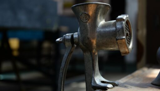 Старая мясорубка, прикрученная к столу