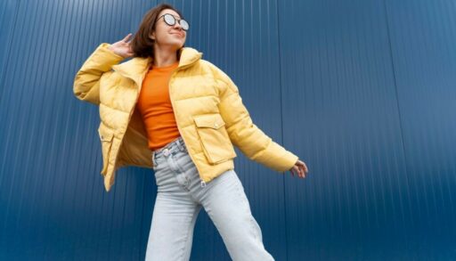 довольная девушка в куртке