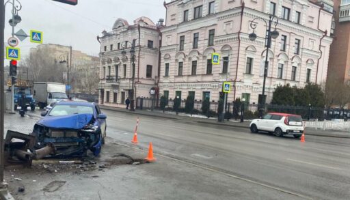 В центре Тюмени на прохожую обрушился столб
