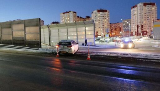На тюменской автодороге таксист въехал в столб: пострадали папа с маленьким сыном