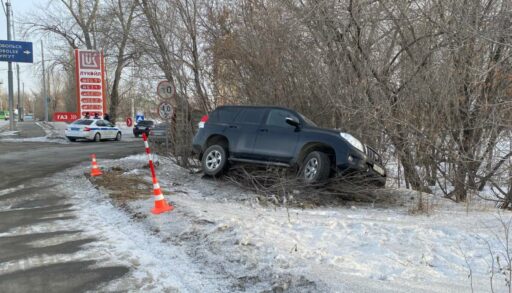 Съехал в кювет и врезался в дерево: в Тюмени погиб 57-летний водитель иномарки