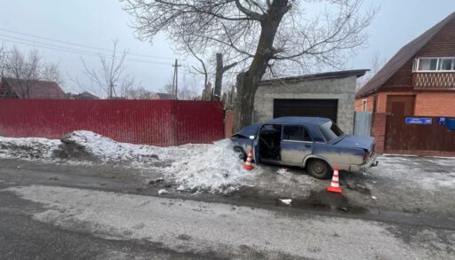 В Тобольске пьяный студент влетел в столб: пострадали трое пассажиров