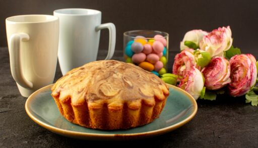 кекс с розами на столе