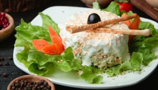 слоеный салат на белой тарелке