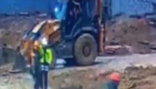 Тюменца на стройплощадке чуть не убило ковшом экскаватора