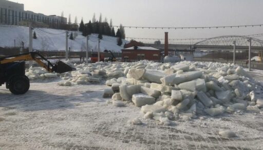 В Тюмени разбирают ледовые катки