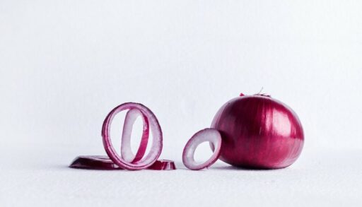 красный лук и его колечки рядом
