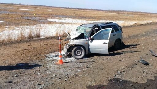 На тюменской трассе "Лада" попала в смертельное ДТП с двумя грузовиками