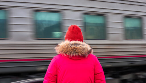 В Тюмени студентка получила штраф за поездку на подножке вагона