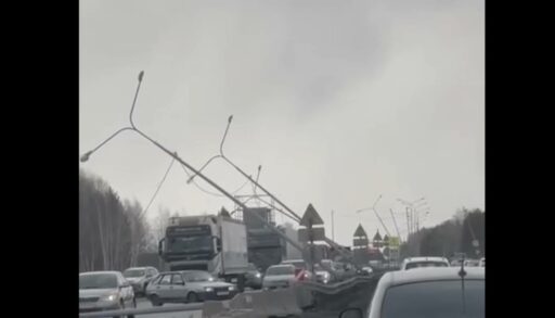 В Тюмени на Московском тракте на дорогу падают столбы