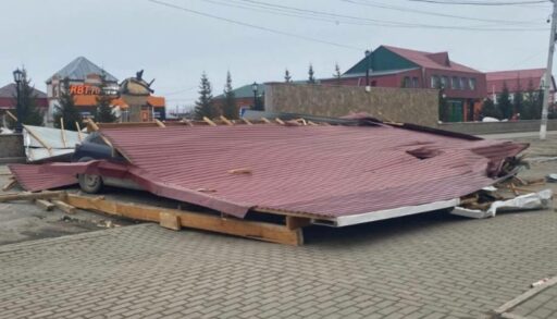В тюменском поселке ветер снес крышу ТЦ