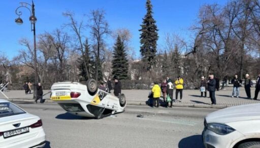ДТП в центре Тюмени: такси перевернулось на крышу