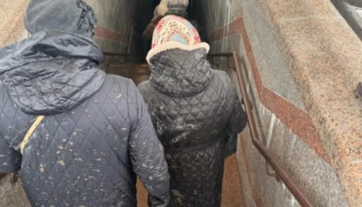 В Тюмени группу туристов окатили грязью