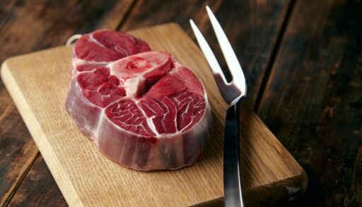 Стейк из свежего мяса с косточкой