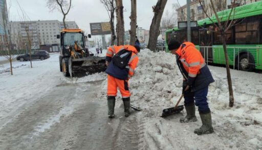 Почти 600 дорожных рабочих вышли на уборку снега в Тюмени