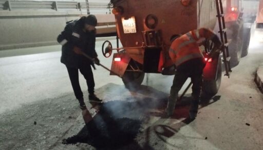 В Тюмени на дороги кладут временный асфальт