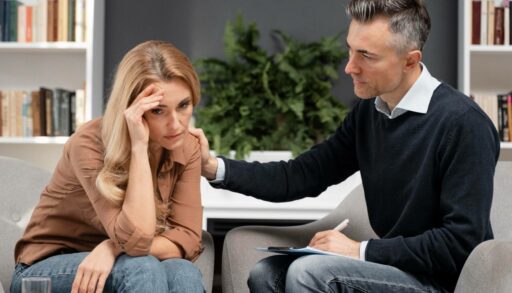 Психолог успокаивает привлекательную девушку